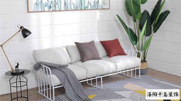 洛陽(yáng)裝修公司哪家好又便宜？北歐風(fēng)沙發(fā)搭配技巧